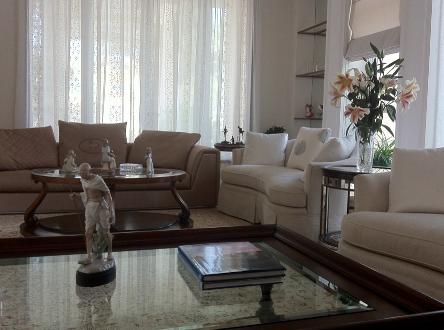 Elegant villa living room interior design in Dubai with contemporary neutral seating